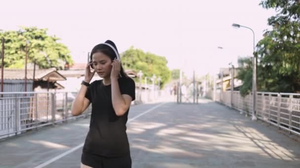 Щаслива Дівчина Спортсменка Бігає Навушниках Використовуючи Смартфон Слухає Музику Бігає — стокове відео