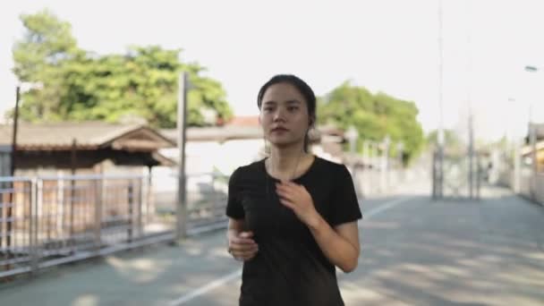 Gelukkig Meisje Atleet Loopt Het Dragen Van Een Oortelefoon Met — Stockvideo