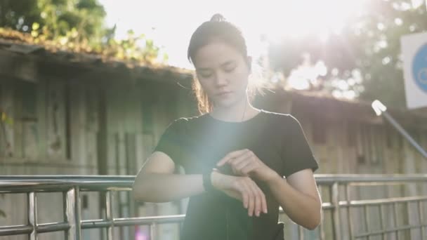 Aantrekkelijke Jonge Aziatische Vrouw Atleet Controleren Hartslag Een Smartwatch Joggen — Stockvideo