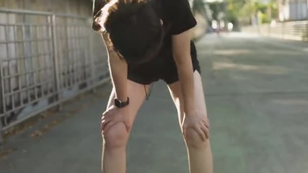 Mooie Aziatische Vrouw Atleet Lopen Rusten Uitgeput Een Cardiotraining Oefening — Stockvideo