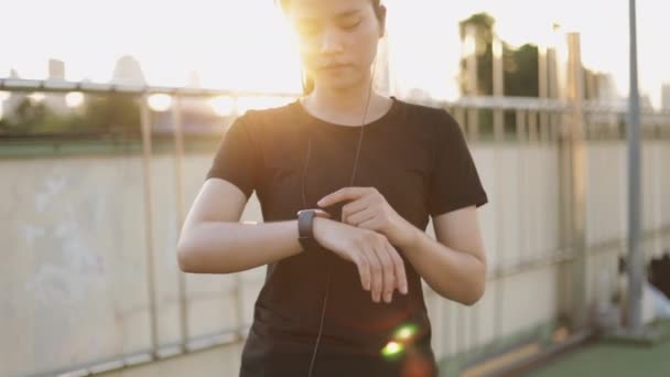 Piękny Biały Kobieta Atleta Działa Pomocą Smartwatch Sprawdzając Pulsometr Jogging — Wideo stockowe