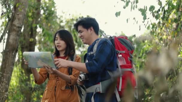 Пара Азиатских Туристов Прогуляться Лесу Солнечном Красивом Лете Проверить Бумажную — стоковое видео