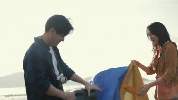 Пара Азиатских Отдыхающих Устанавливают Палатку Открытом Воздухе Рядом Болотом Солнечное — стоковое видео
