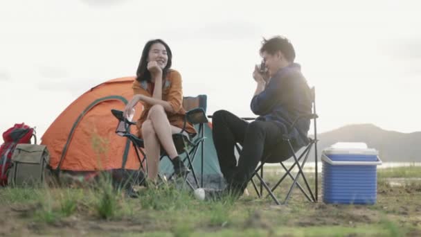 Молодая Азиатская Пара Отдыхающих Путешествующих Горном Парке Помощью Кинокамеры Делает — стоковое видео