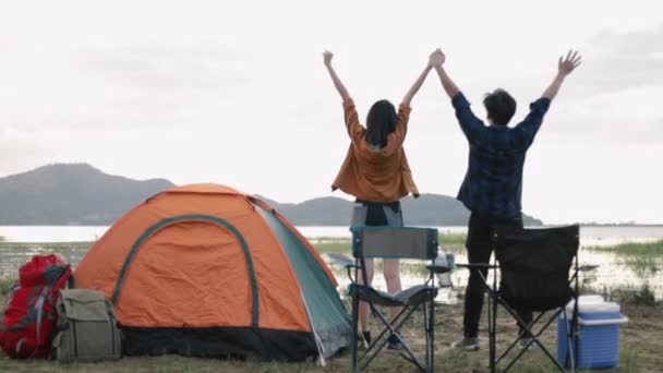 Asiatiska Par Hejar Och Firar Framgångsrik Klättring Att Sätta Camping — Stockvideo