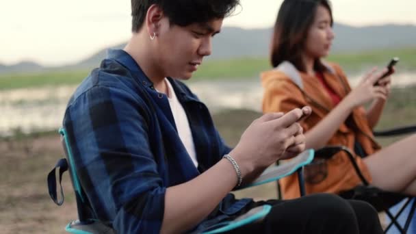 Закройте Руки Азиат Используя Смартфон Играя Игры Подружкой Сидящей Рядом — стоковое видео