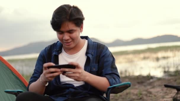 Cerca Las Manos Hombre Asiático Utilizando Teléfono Inteligente Jugando Juegos — Vídeos de Stock