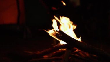 Geceleri şenlik ateşi. Kamp ateşinin şenlik ateşini yakın.