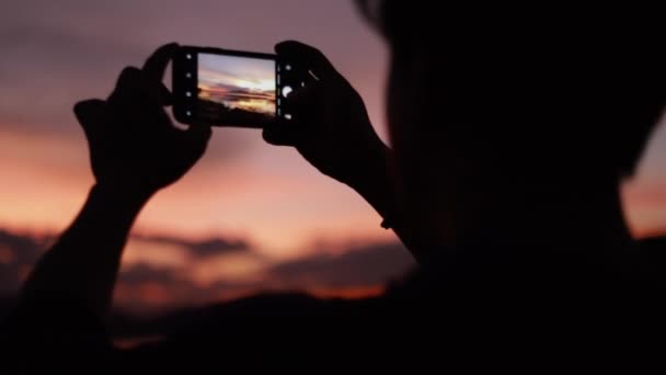 Silhouette Close Uomo Asiatico Utilizzando Smartphone Scattare Una Foto Spiaggia — Video Stock