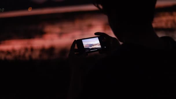 Silhouette Von Nahaufnahme Asiatischen Mann Mit Smartphone Überprüfung Eines Fotos — Stockvideo