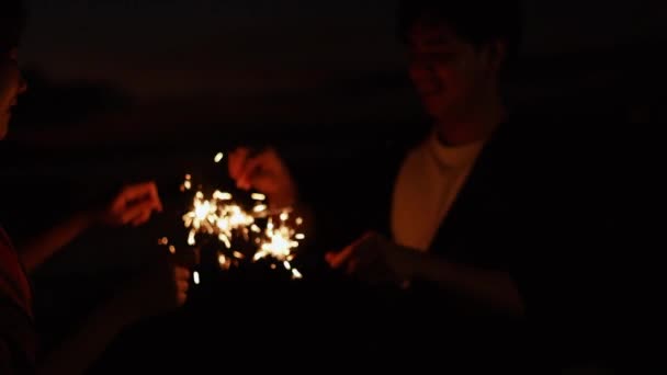 Aziatisch Paar Kampeerders Houden Sterretjes Dansen Vieren Nieuwjaar Bij Zonsondergang — Stockvideo