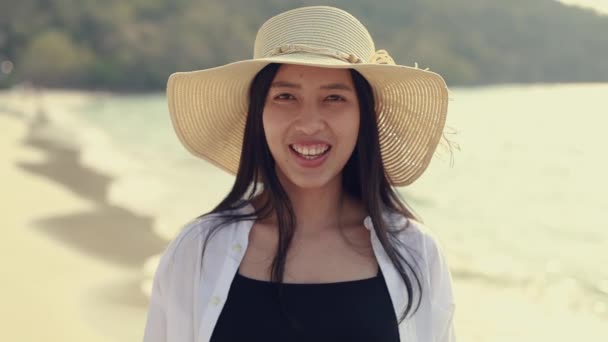 Mujer Asiática Viajera Sonriendo Mientras Está Pie Playa Disfrutando Del — Vídeos de Stock