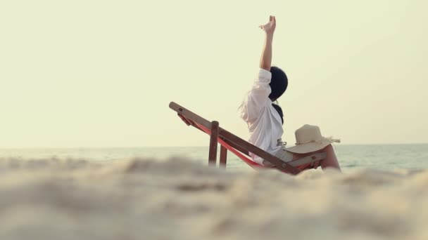 アジアの少女は ビーチのデッキチェアに横たわっていた 休日の夏のライフスタイルでビーチで寝る — ストック動画