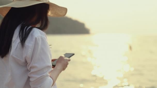 Primer Plano Mujer Asiática Escribiendo Mensaje Teléfono Inteligente Mientras Está — Vídeos de Stock