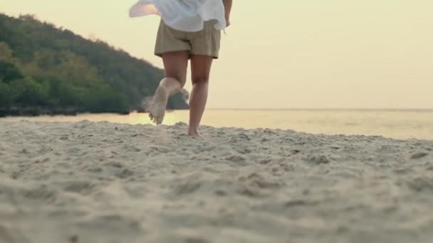 Mutlu Asyalı Kadın Gezgin Kollarıyla Plaja Koşuyor Muhteşem Okyanus Manzaralı — Stok video