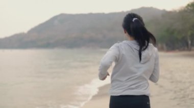 Asyalı sporcu bayan sporcu Sunset Beach 'te spor ve sağlıklı yaşam tarzı konseptiyle egzersiz yapıyor..