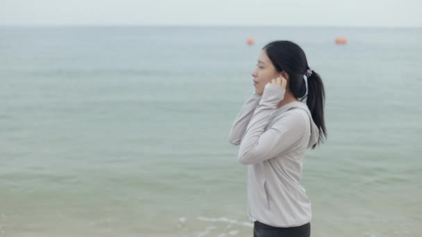 Азиатский Спортсмен Женская Тренировка Пляже Сансет Бич — стоковое видео