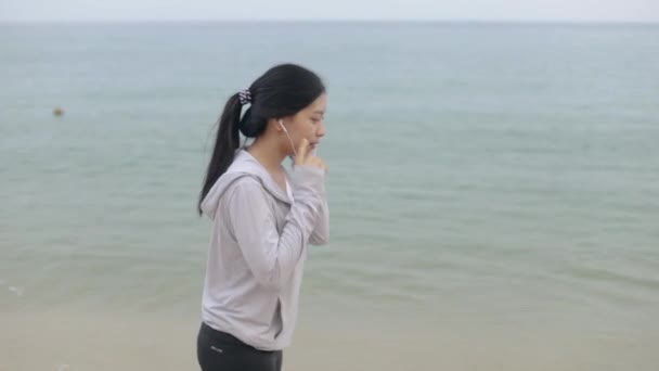 Ung Kvinna Som Springer Stranden Och Lyssnar Musik Jogging Träning — Stockvideo