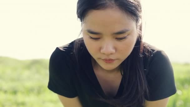 Közelkép Arc Ázsiai Női Sportoló Futó Pihen Kimerült Nézd Meg — Stock videók