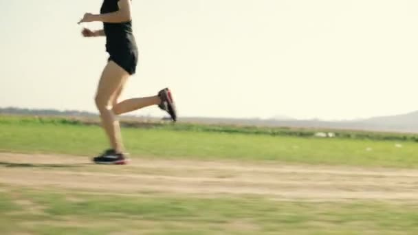 一名亚洲女子赛跑选手在日落时分参加了田径训练 夏日自然中积极健康的生活方式 — 图库视频影像