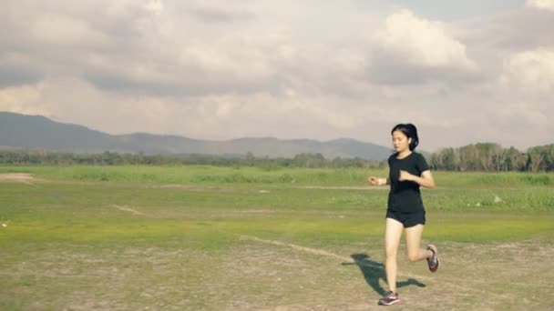 Mujer Asiática Corriendo Una Carretera Rural Vista Montaña Hermosa Puesta — Vídeos de Stock