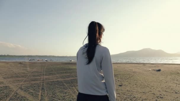 Retrato Atlético Mujer Asiática Mirando Montaña Vista Hermosa Puesta Sol — Vídeos de Stock