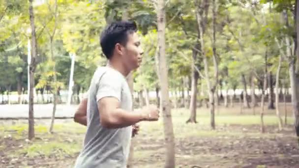 Homem Asiático Bonito Autêntico Correndo Parque Público Atleta Treino Exercícios — Vídeo de Stock
