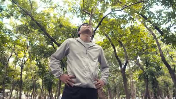Азійські Бігуни Стояли Відпочиваючи Відпочивали Від Бігу Дивлячись Дерево Спортивні — стокове відео