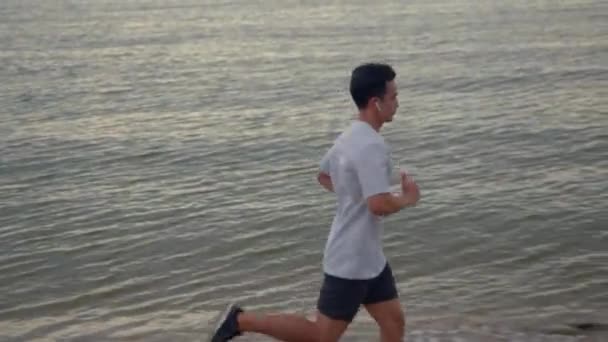 Handsome Asian Sportsman Running Exercises Beach Summer Healthy Sports Lifestyle — Stock Video