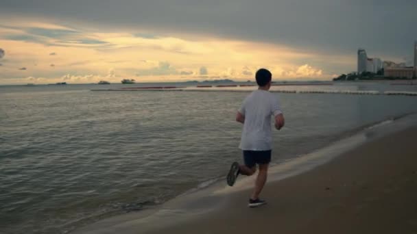 Yazın Güzel Bir Gün Batımında Sahilde Koşan Asyalı Sporcu Sağlıklı — Stok video