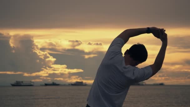 Силуэт Бегущего Азиатского Человека Растянувшегося Перед Бегом Пляжу Время Красивый — стоковое видео