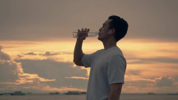 Silhueta Asiático Desportista Corredor Água Potável Enquanto Praia Belo Pôr — Vídeo de Stock