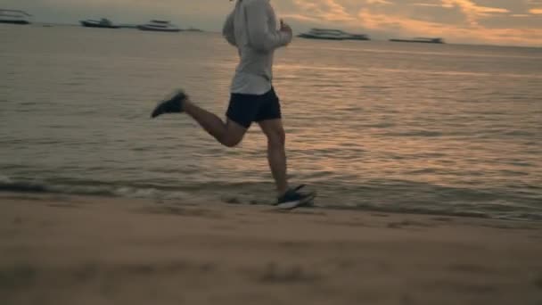 Atleta Joven Asiático Hombre Corriendo Junto Mar Mientras Hermoso Atardecer — Vídeo de stock