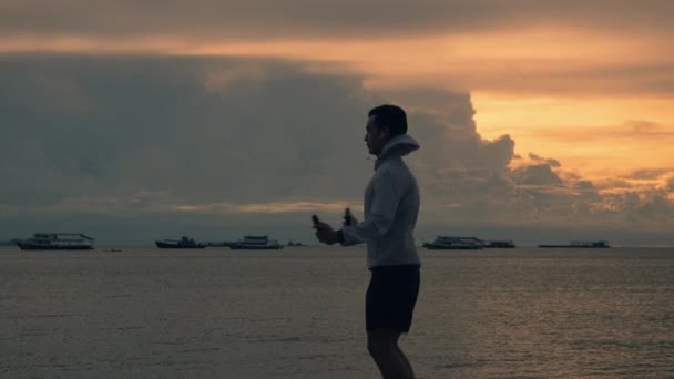Hombre Corriendo Usando Cuerda Saltando Ejercicio Aire Libre Playa Durante — Vídeo de stock