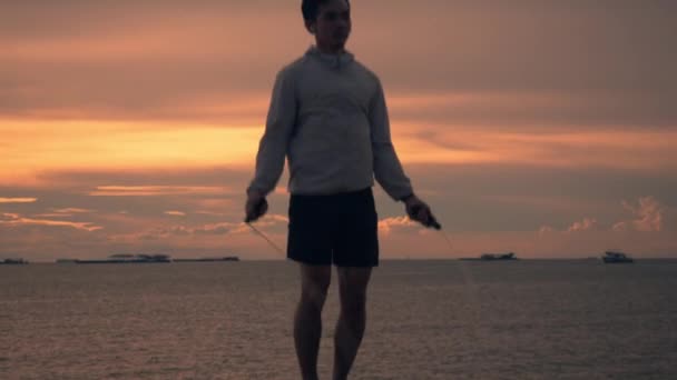 Silueta Mladého Asijského Muže Sportovním Oblečení Pomocí Rychlého Lana Cvičení — Stock video