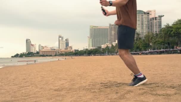 Atractivo Corredor Deportista Asiático Que Utiliza Saltar Cuerda Mientras Hace — Vídeo de stock