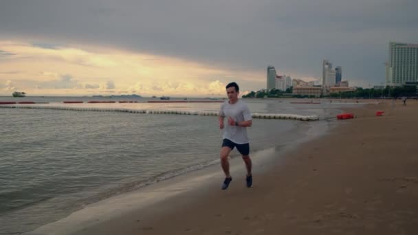Joven Deportista Asiático Corriendo Playa Hermosa Puesta Sol Ejercicio Entrenamiento — Vídeo de stock