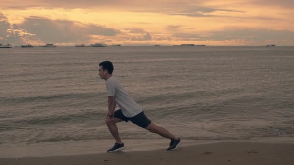 Ένας Όμορφος Ασιάτης Αθλητής Που Τεντώνει Τις Ασκήσεις Πριν Τρέξει — Αρχείο Βίντεο