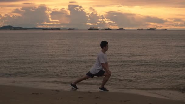 Yakışıklı Bir Asyalı Sporcu Yaz Aylarında Güzel Gökyüzü Boyunca Sahilde — Stok video