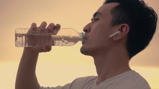 Primer Plano Corredor Deportista Asiático Beber Agua Mientras Está Pie — Vídeos de Stock