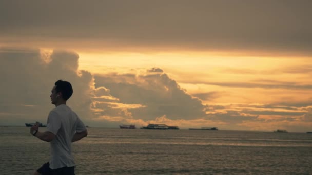 Привабливий Азіатський Спортсмен Бігає Надворі Пляжі Під Час Чудового Золотого — стокове відео