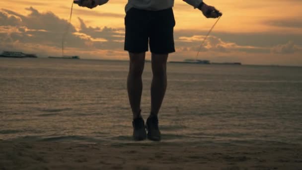 Silueta Piernas Cerradas Deportista Asiático Ropa Deportiva Saltar Cuerda Mientras — Vídeo de stock