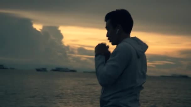 Silhouette Boxeur Jeune Homme Asiatique Pratique Boxe Sur Plage Lors — Video