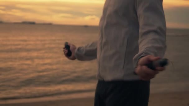Забігаючий Чоловік Використовує Пропустити Мотузку Займаючись Спортом Відкритому Повітрі Пляжі — стокове відео