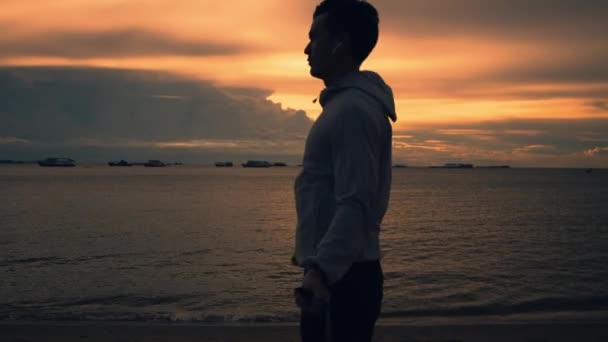 Asijské Běh Muž Pomocí Skákání Lano Cvičení Venku Pláži Během — Stock video