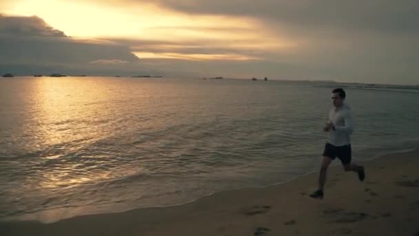 Asijský Sportovec Běží Pláži Během Krásného Západu Slunce Létě Zdravý — Stock video