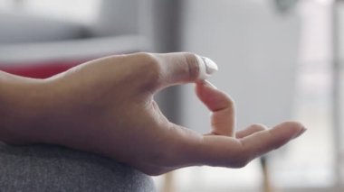 Son derece yakın çekim elleri. Egzersiz yapan Asyalı kadınlar evdeki oturma odasında hayati önem taşıyor ve meditasyon yapıyorlar. Sağlıklı ve yoga kavramı.