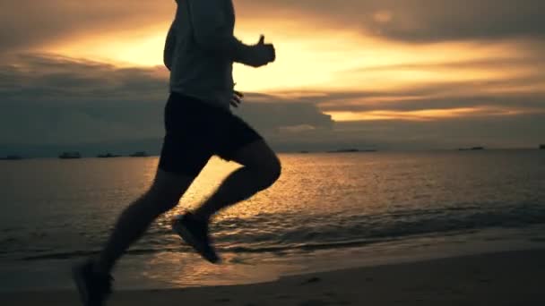 Silueta Deportista Asiático Corriendo Playa Hermosa Puesta Sol Ejercicio Entrenamiento — Vídeo de stock