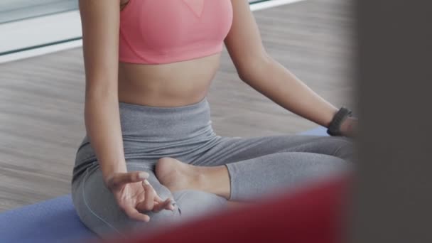 Nahaufnahme Asiatische Frauen Sportbekleidung Meditierender Sitzpose Beim Yoga Workout Heimischen — Stockvideo