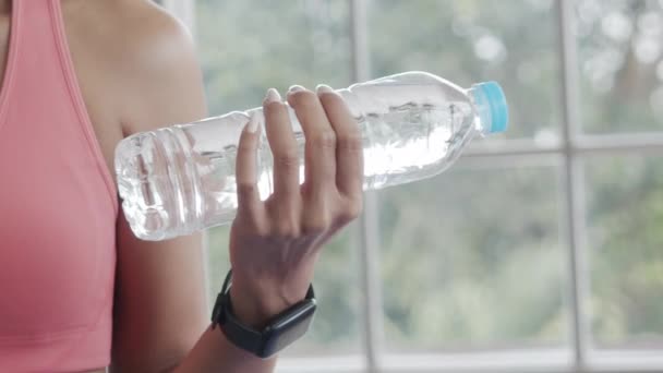 Nahaufnahme Asiatin Sportbekleidung Mit Wasserflasche Gewichtsübung Yoga Workout Heimischen Wohnzimmer — Stockvideo